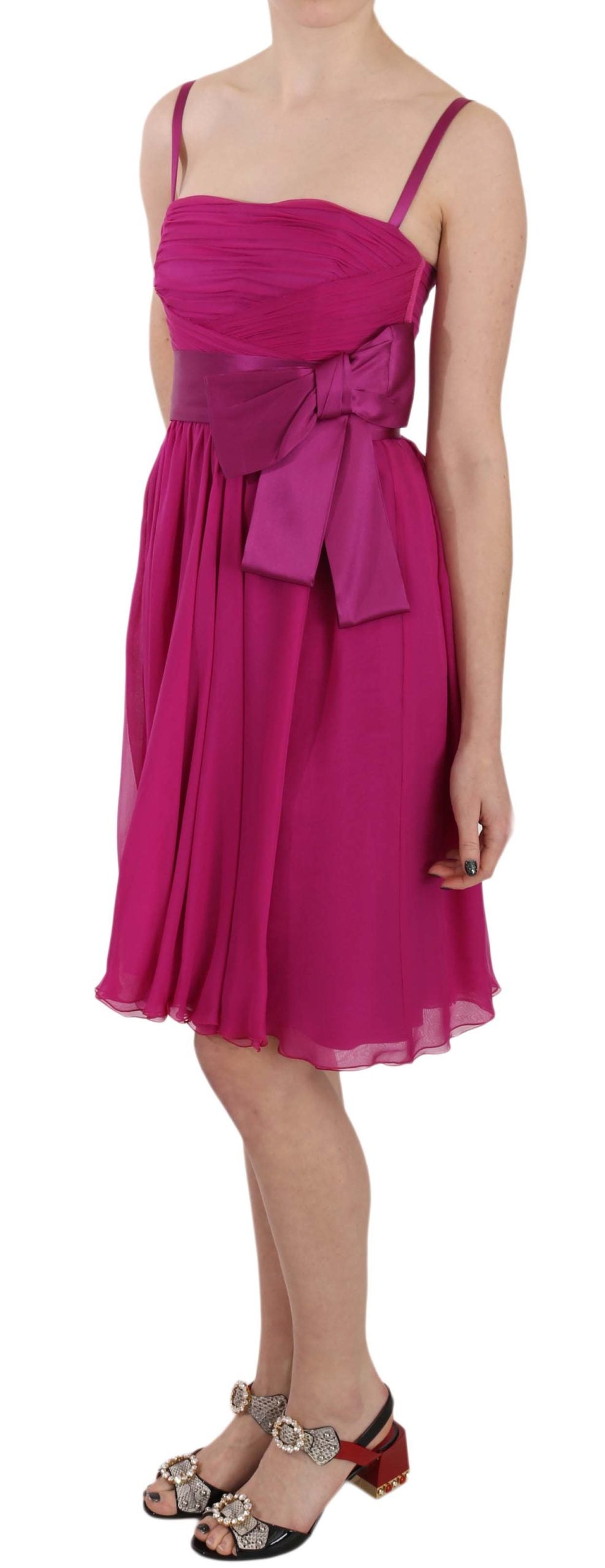 Robe sans manches Dolce & Gabbana en soie rose fuchsia avec un nœud, élégante et fluide.