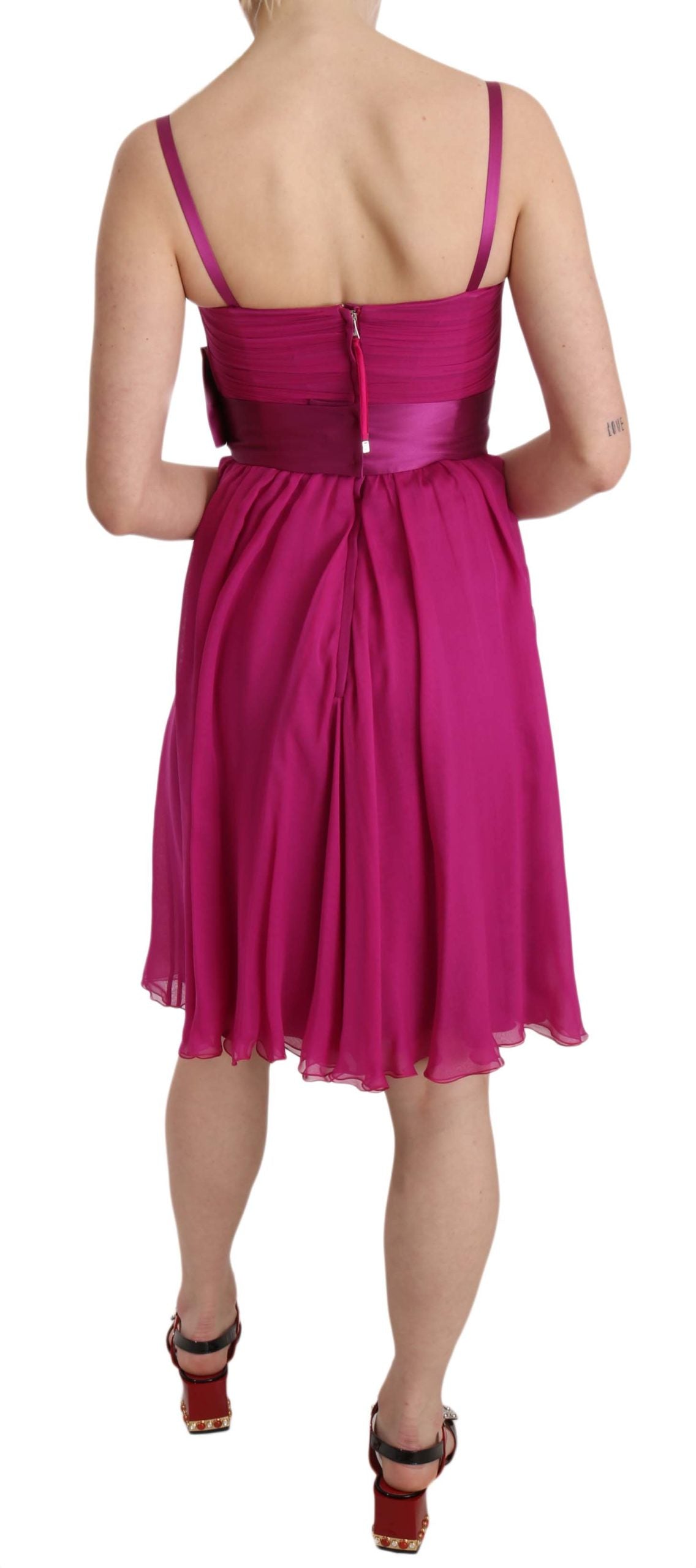 Robe sans manches en soie rose fuchsia Dolce & Gabbana avec un nœud élégant, vue de face.