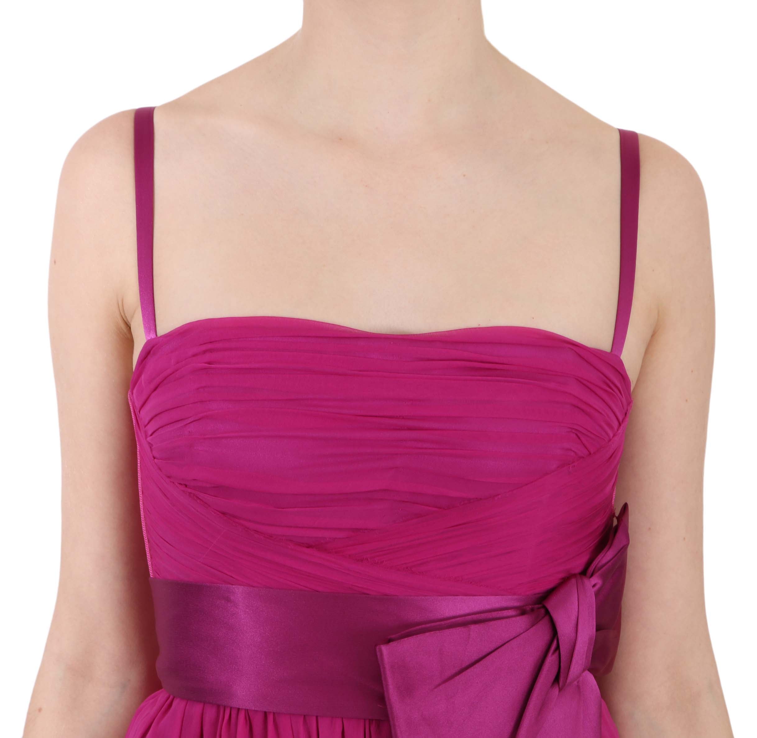 Robe sans manches Dolce & Gabbana en soie rose fuchsia avec un nœud, élégante et sophistiquée.