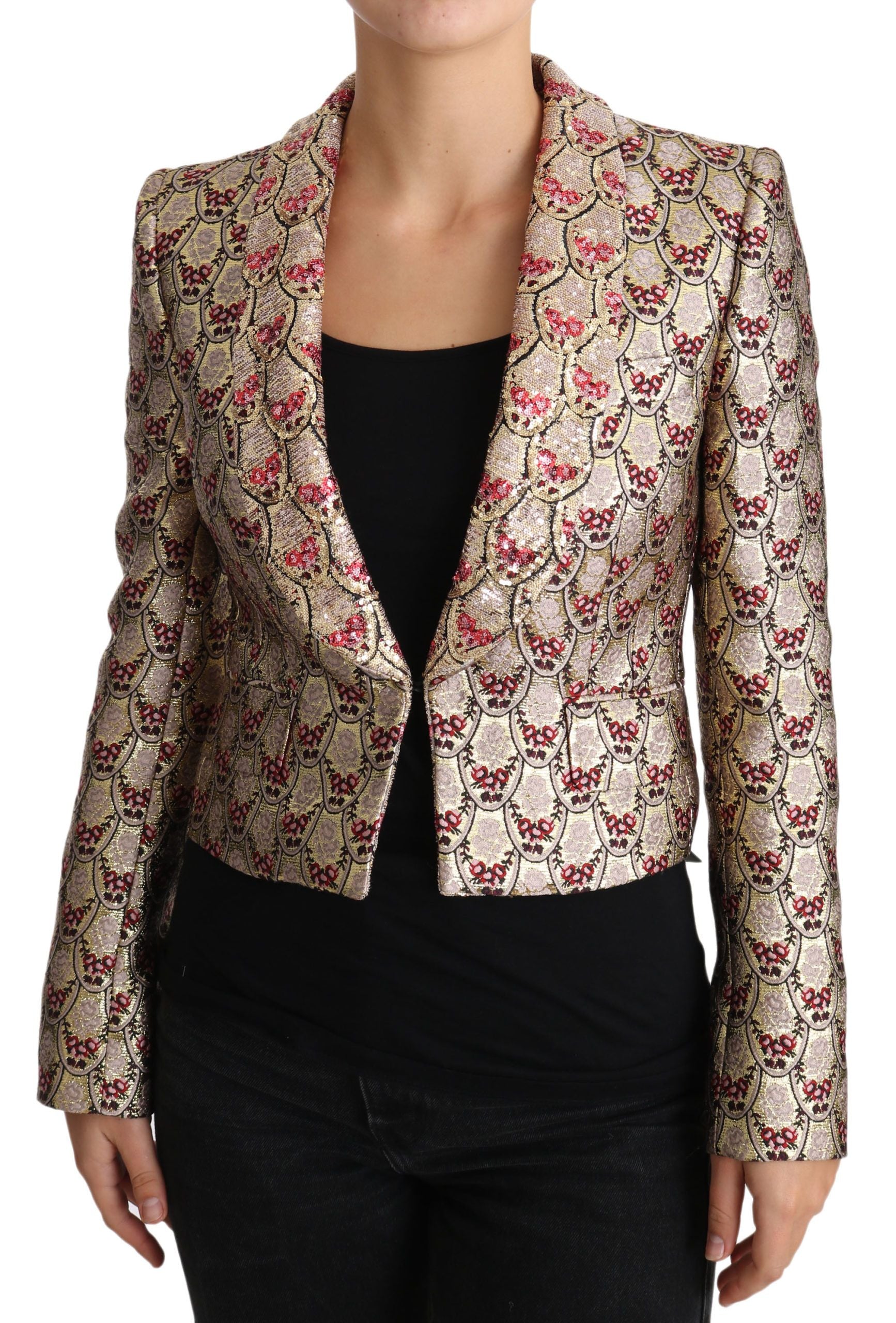 Blazer Dolce & Gabbana doré à sequins floraux, manteau élégant avec détails brillants, porté avec style.