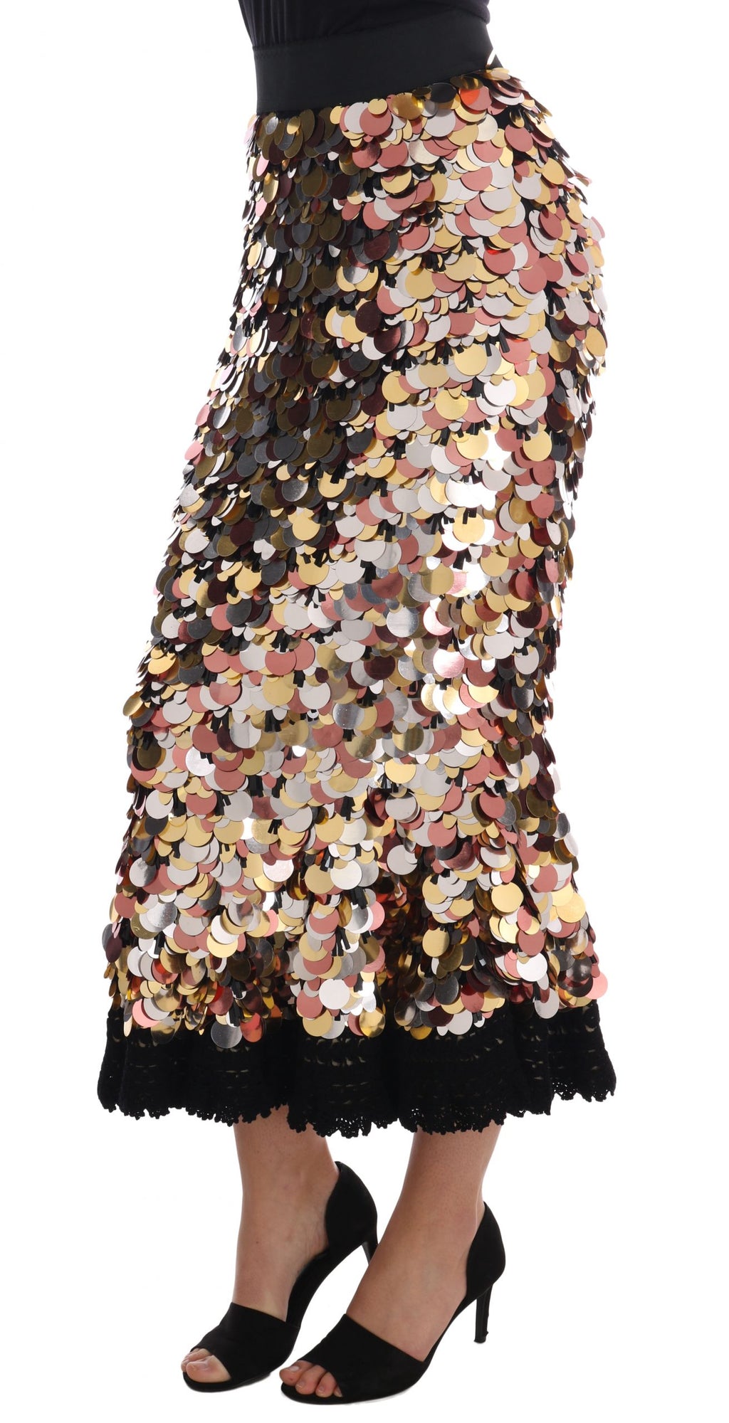 Jupe dorée à sequins Dolce & Gabbana, taille haute avec peplum, élégante et brillante, portée sur un fond neutre.