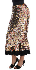 Jupe dorée à sequins Dolce & Gabbana, taille haute avec peplum, élégante et brillante, portée sur un fond neutre.