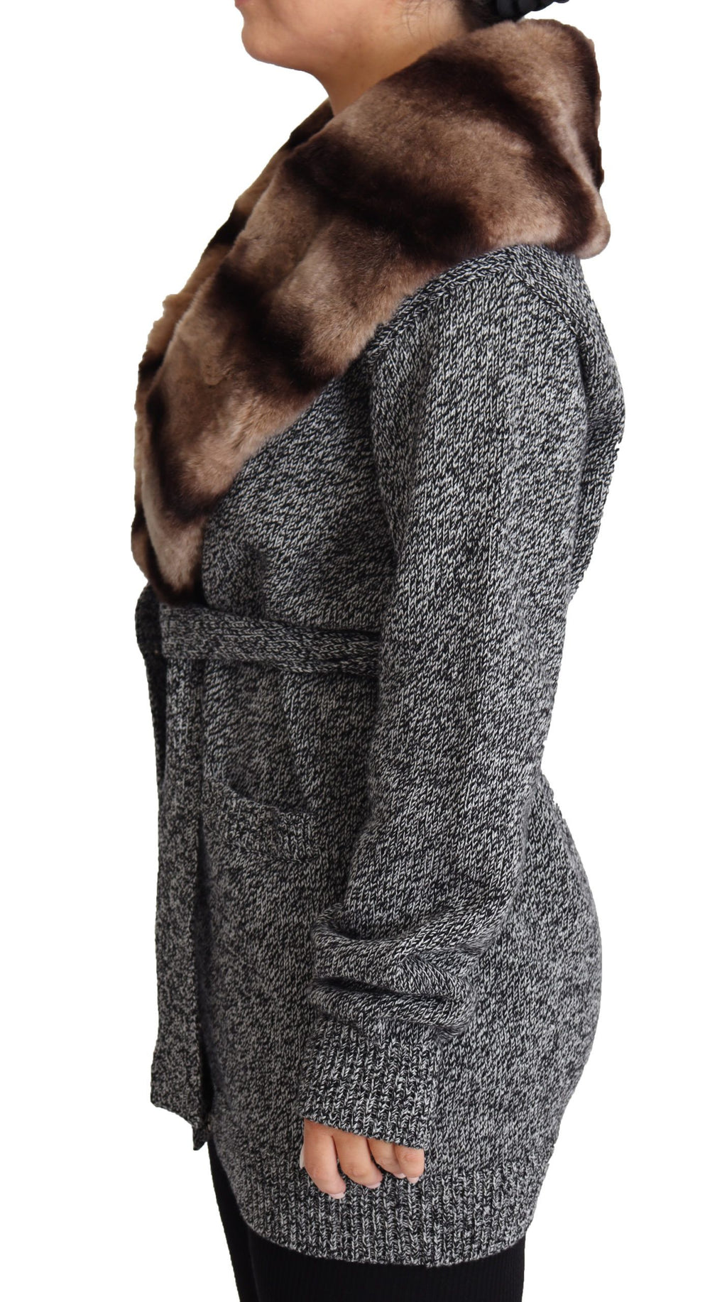 Veste en cachemire gris de Dolce & Gabbana, cardigan en fourrure élégante et chaude, mode sophistiquée pour l'hiver.