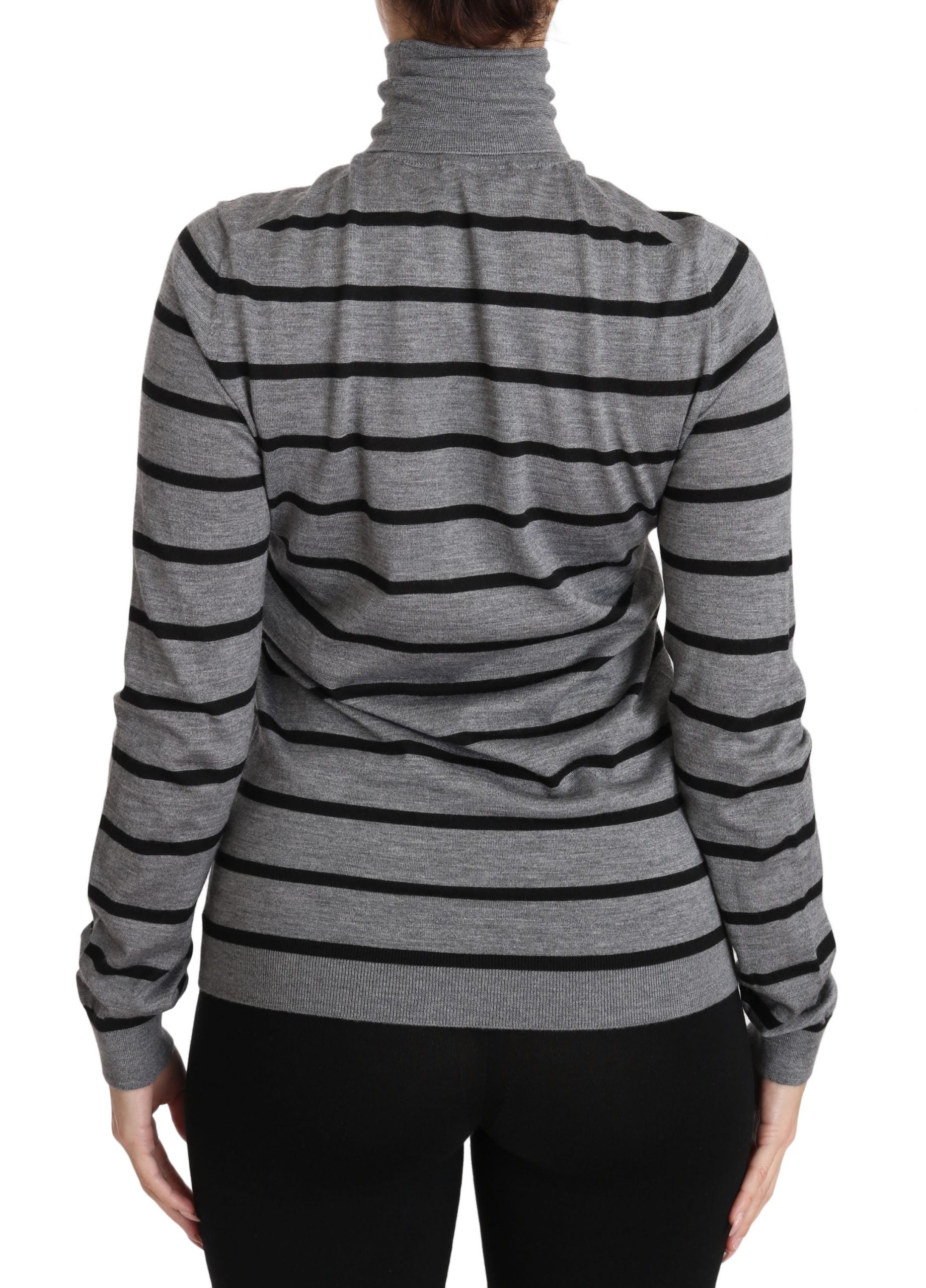 Pull à col roulé en cachemire et soie gris de Dolce & Gabbana, doux et élégant, avec finition fine visible.