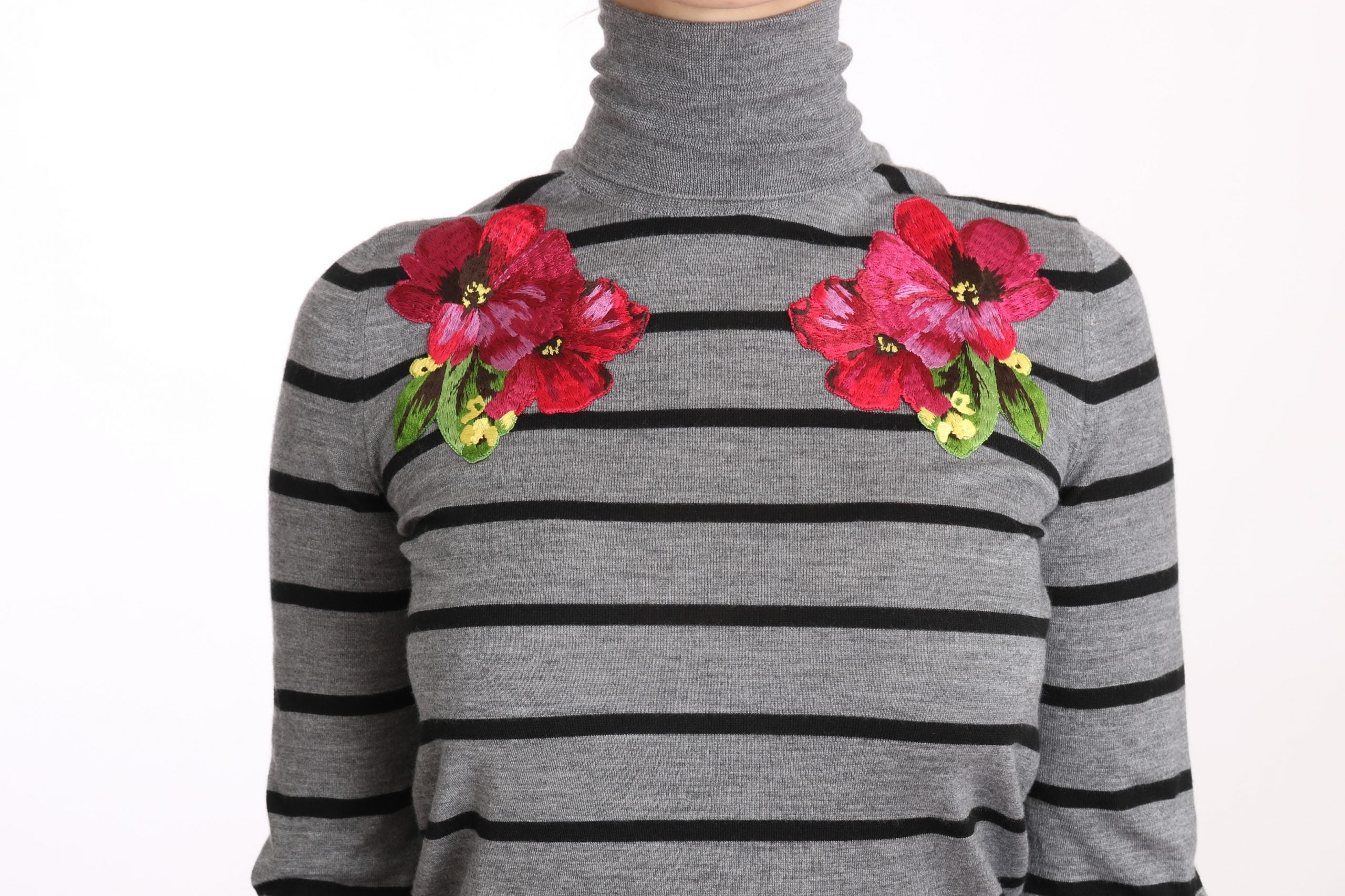Pull en cachemire et soie gris Dolce & Gabbana, col roulé élégant et doux, idéal pour un style chic et confortable.