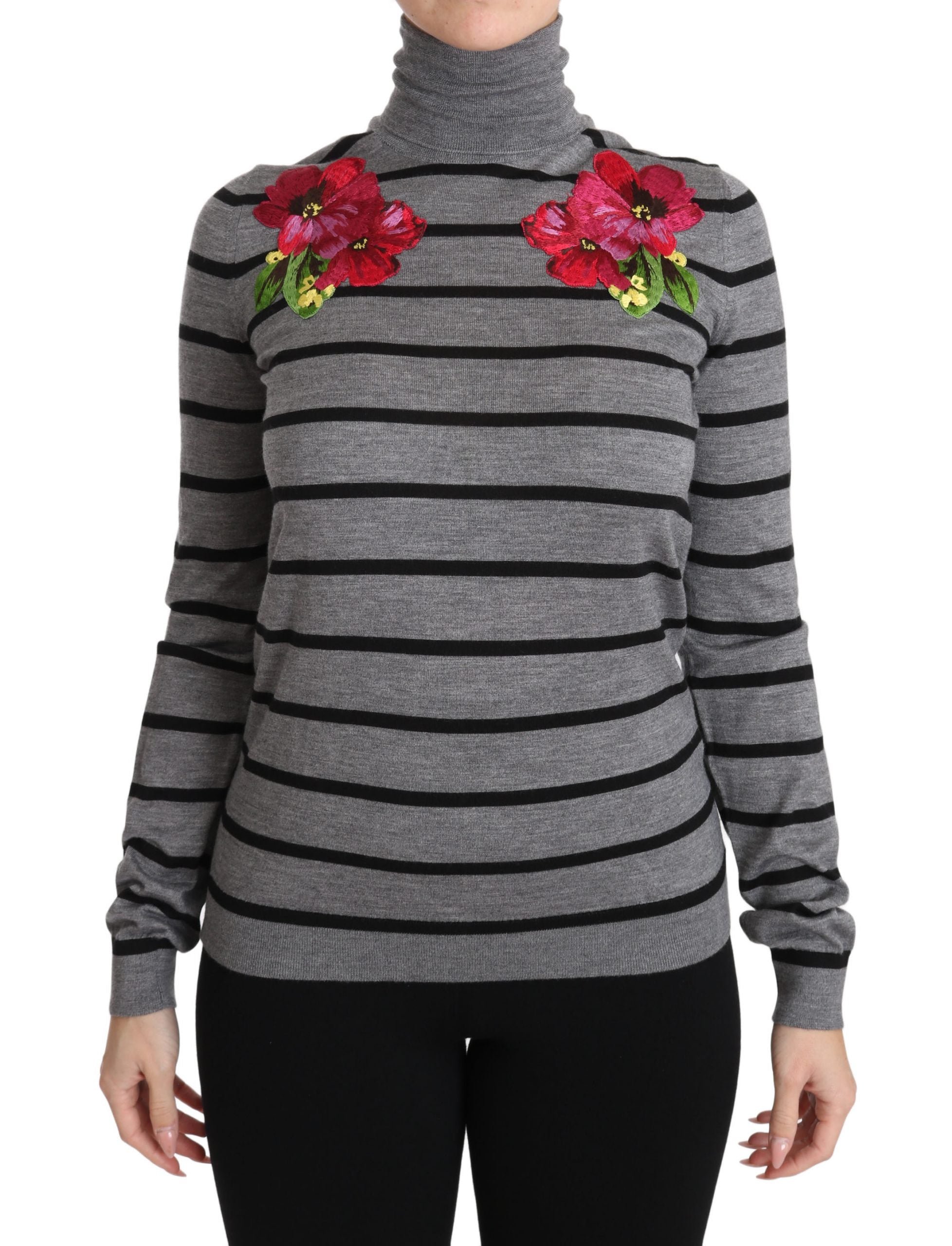 Pull en cachemire et soie gris Dolce & Gabbana, col roulé élégant, doux et chaud, porté sur un mannequin.