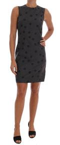 Robe droite en laine gris à pois Dolce & Gabbana, élégante et ajustée, portée avec des détails sophistiqués et un style chic.