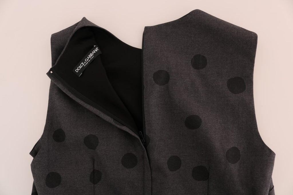 Robe en laine gris à pois, style robe droite Dolce & Gabbana, élégante et sophistiquée, visible avec détails de pois noirs.
