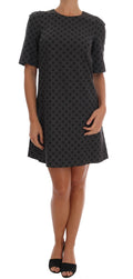 Robe en laine gris à pois noirs de Dolce & Gabbana, coupe extensible et élégante, portée dans une image de mode.