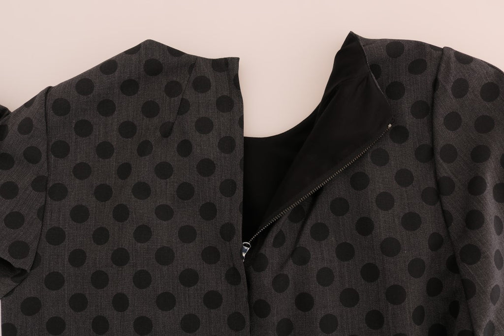 Robe en laine stretch à pois gris de Dolce & Gabbana, coupe élégante et tissu confortable visible sur l'image.