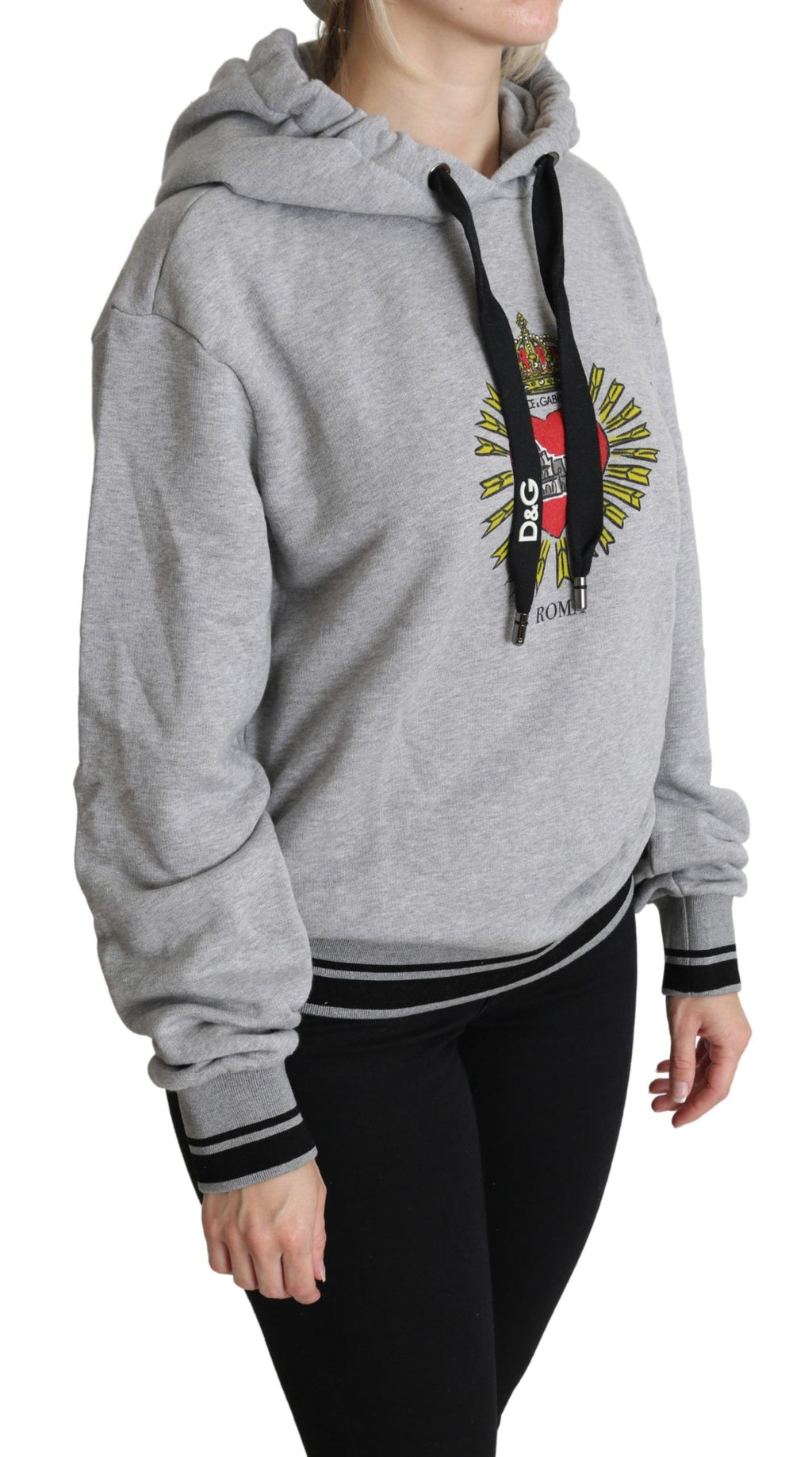 Sweat à capuche gris imprimé Dolce & Gabbana avec logo exclusif, douceur et style sophistiqué visible sur le vêtement.