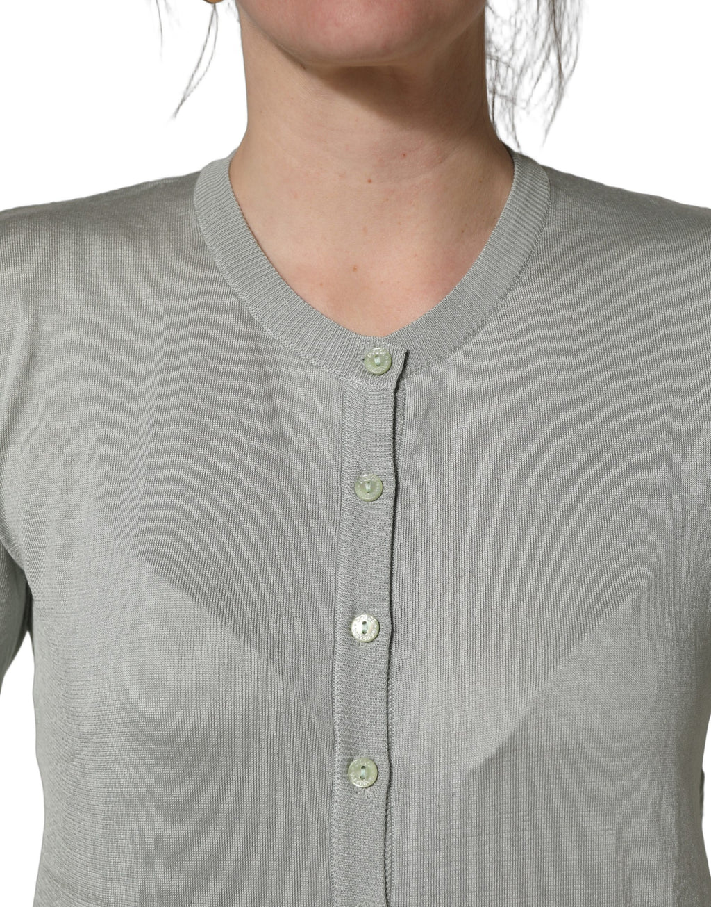 Cardigan Dolce & Gabbana vert à boutons à manches longues, en maille douce, porté sur un modèle.