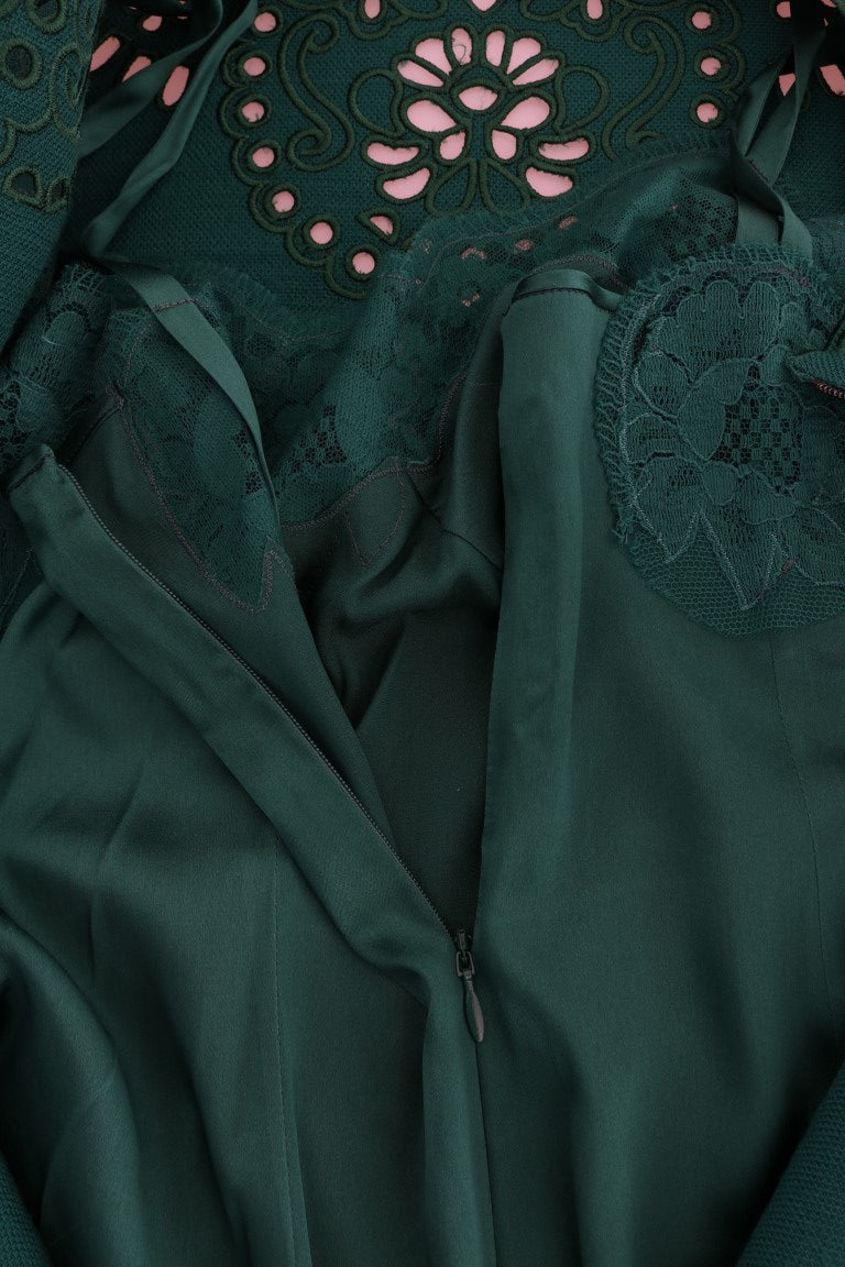 Robe en soie et laine verte à fleurs avec découpes, signée Dolce & Gabbana, affichée sur un mannequin.