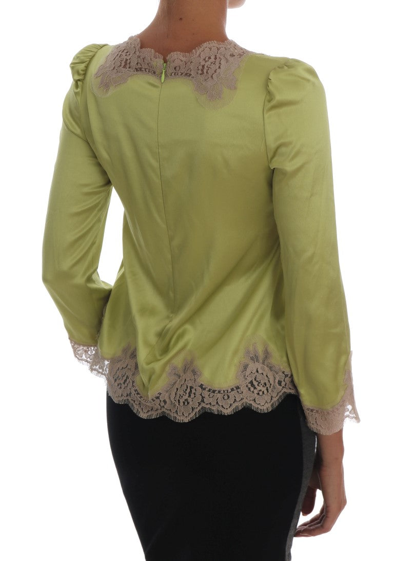 Blouse en soie verte Dolce & Gabbana, coupe ajustée, col en V et manches longues, tissu élégant et fluide.