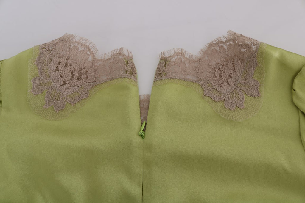 Chemisier en soie verte Dolce & Gabbana, coupe ajustée, détail élégant, porté sur un mannequin.