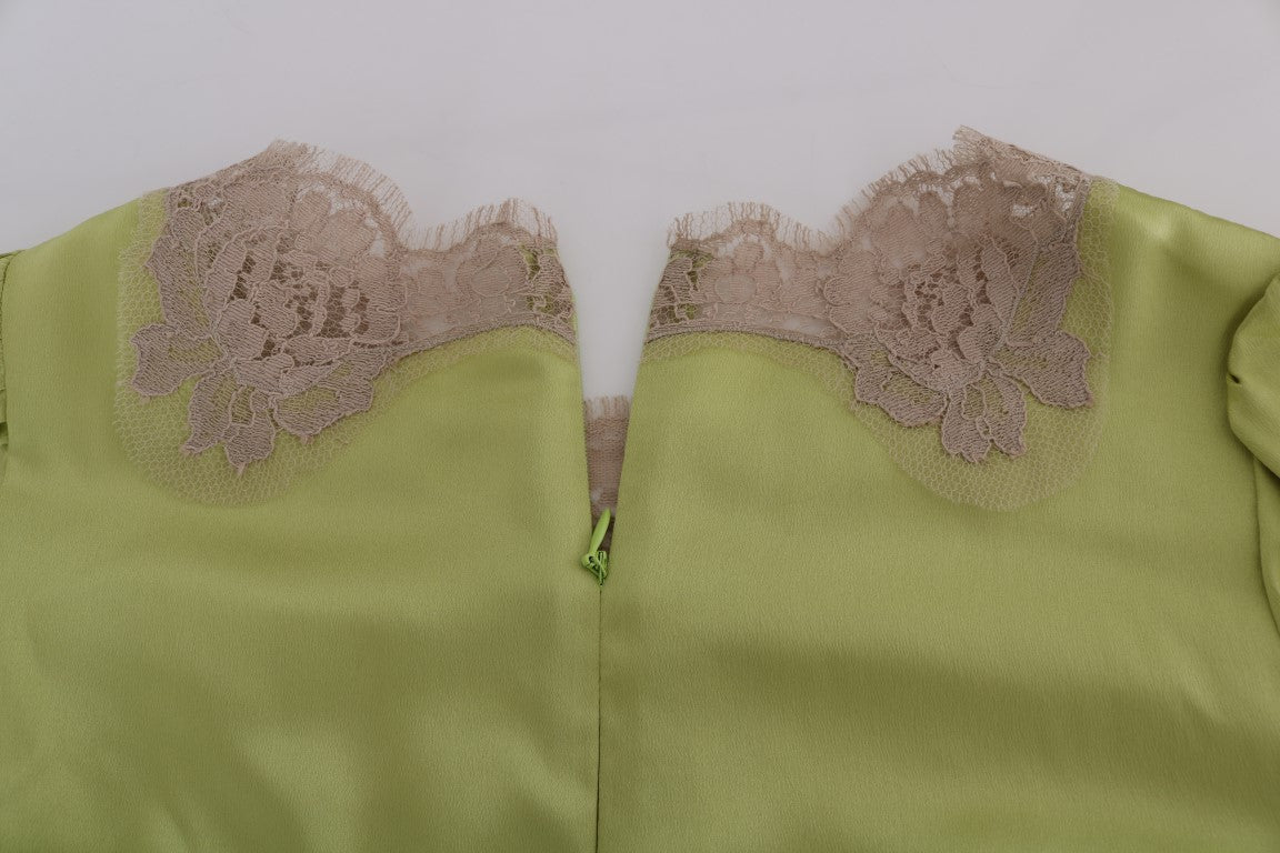 Chemisier en soie verte Dolce & Gabbana, coupe ajustée, détail élégant, porté sur un mannequin.