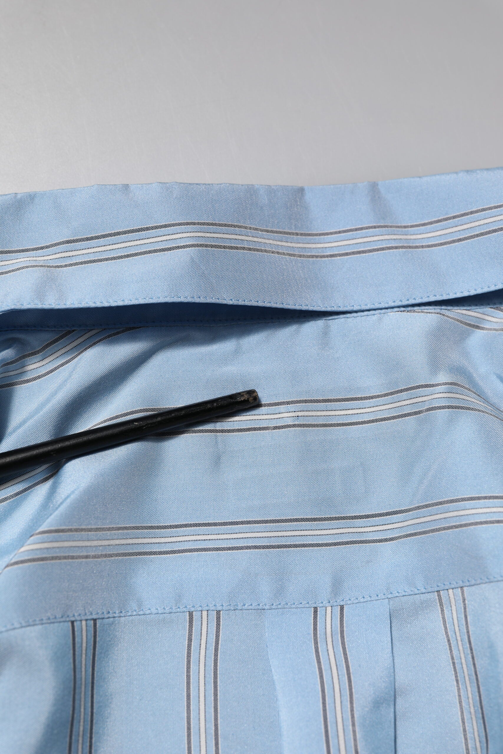 Chemise formelle rayée Light Blue Martini de Dolce & Gabbana, col classique et manches longues pour homme.