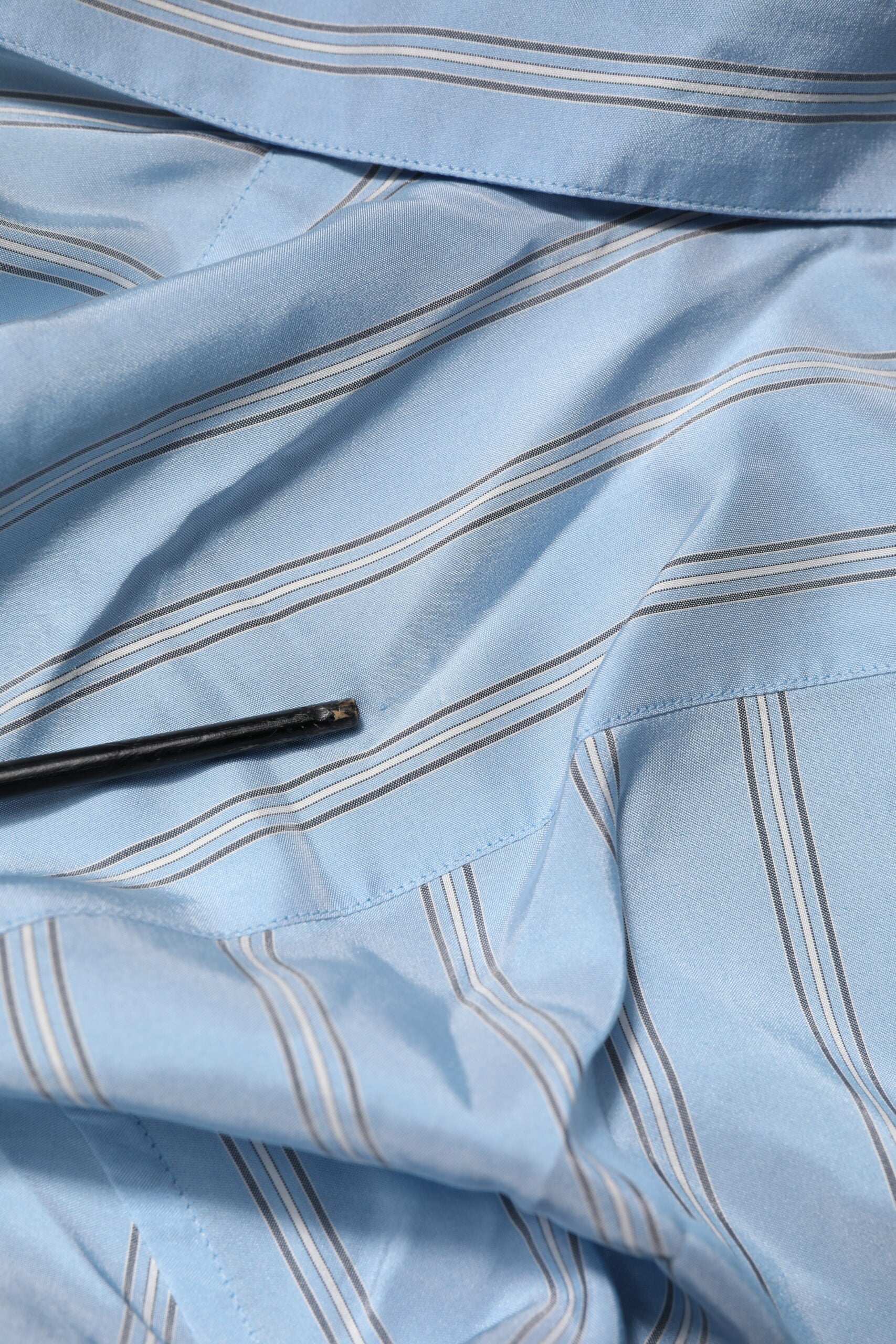 Chemise habillée à rayures bleues claires de Dolce & Gabbana Light Blue Martini, col classique et manches longues.