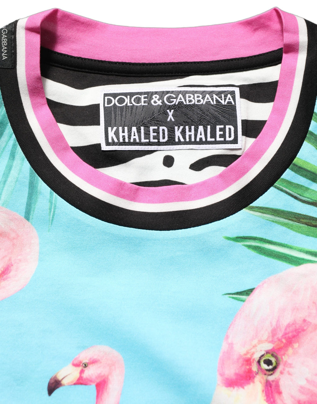 T-shirt Dolce & Gabbana multicolore avec motif flamant rose et rayures zèbre, détails de finition colorés.