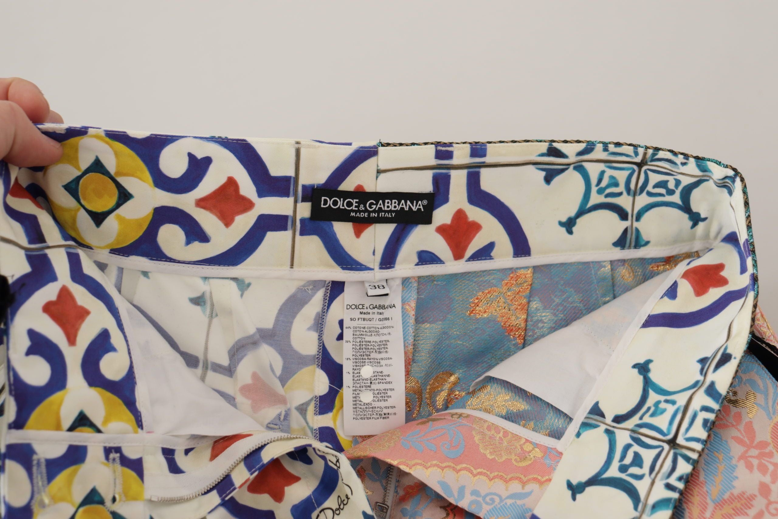 Shorts Dolce & Gabbana à taille haute multicolores, en tissu léger, avec un design tendance et coloré.