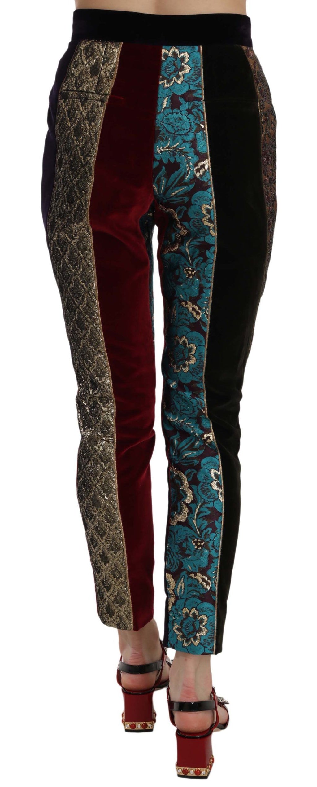 Pantalons Dolce & Gabbana en jacquard multicolore, coupe cropped et tapered, avec motif sophistiqué et détails élégants.
