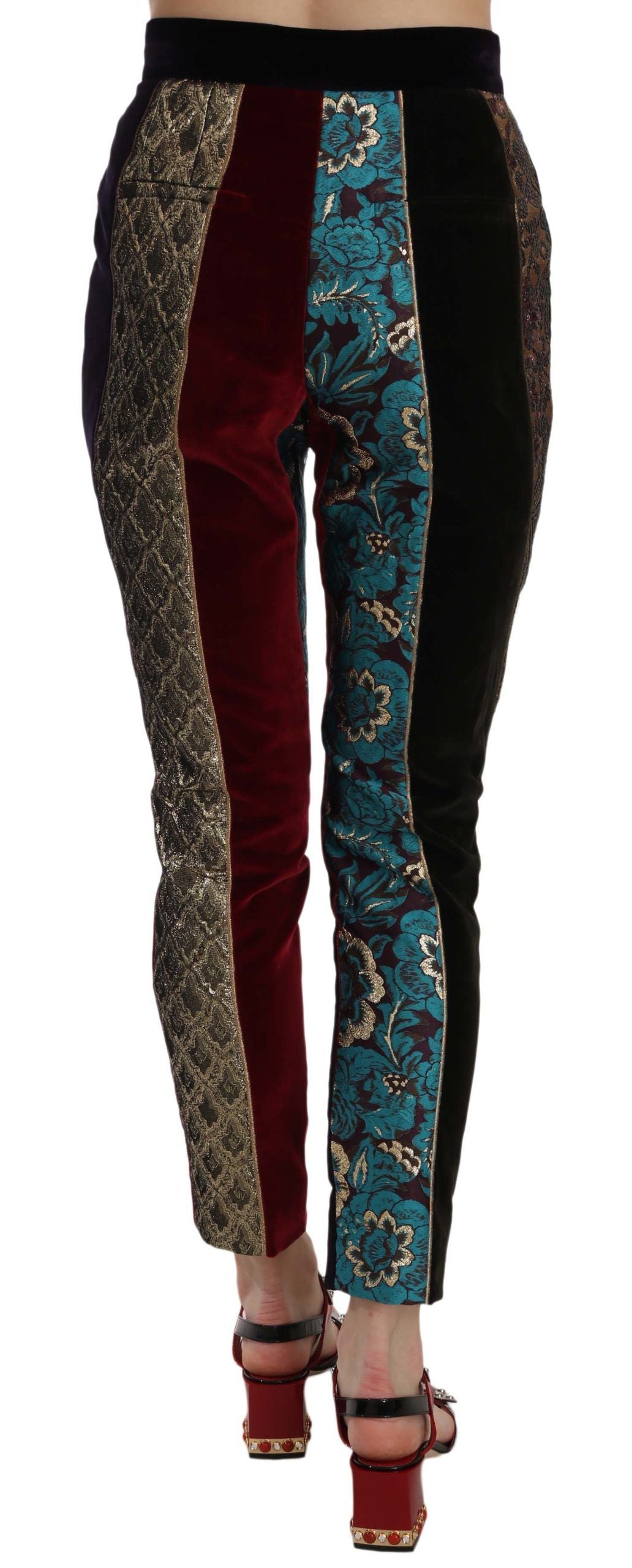 Pantalons Dolce & Gabbana en jacquard multicolore, coupe cropped et tapered, avec motif sophistiqué et détails élégants.