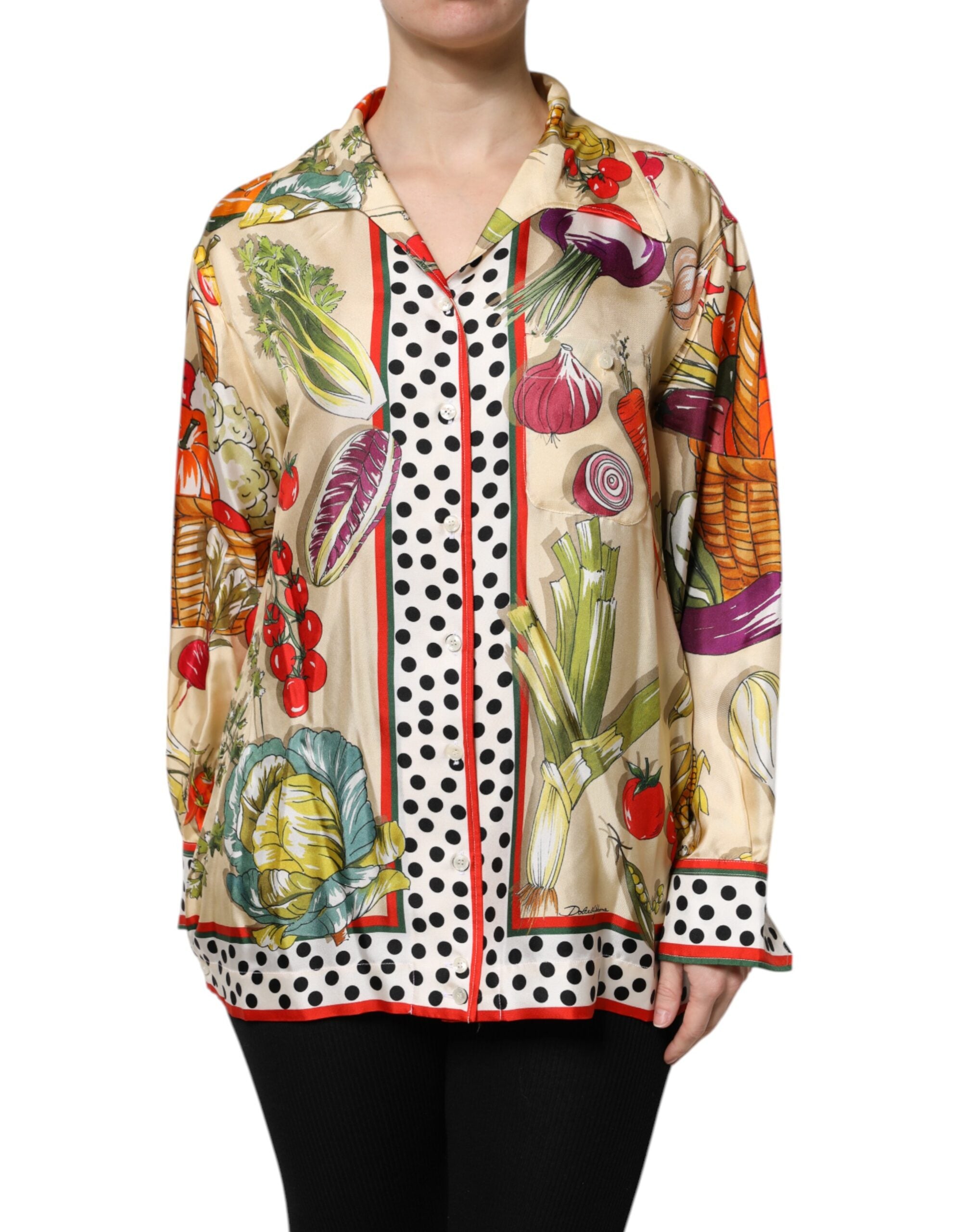 Top en soie multicolore avec motifs de légumes, à manches longues, par Dolce & Gabbana.