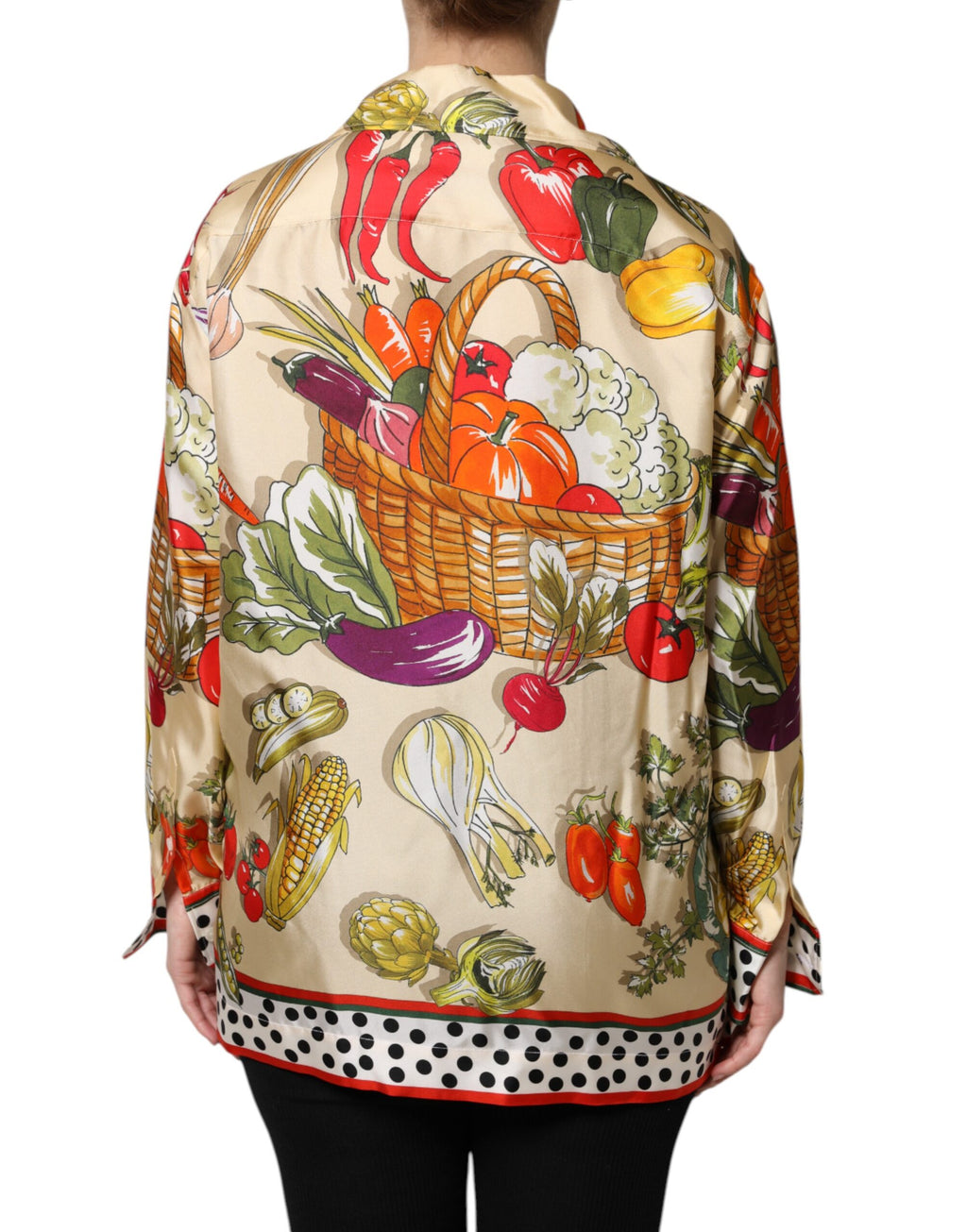 Top en soie à manches longues Dolce & Gabbana avec motif multicolore de légumes, style élégant et coloré.
