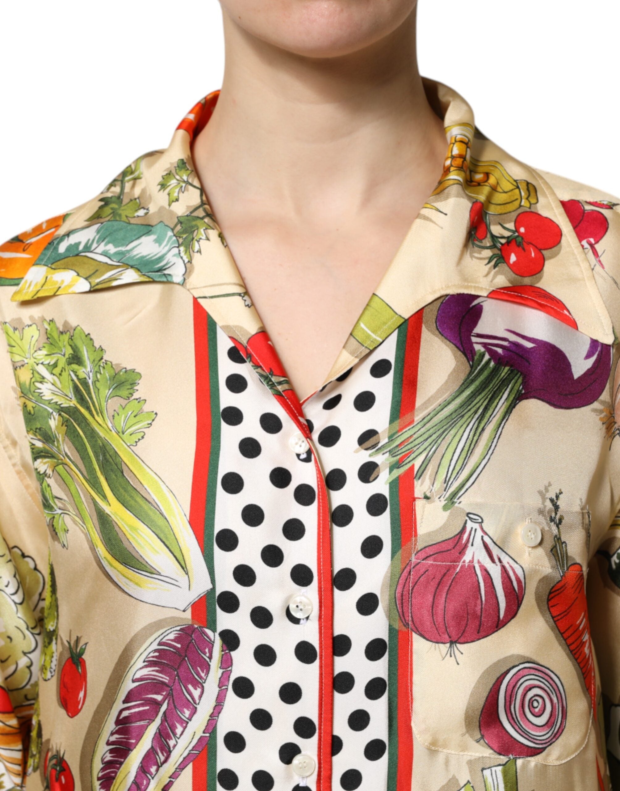 Top en soie Dolce & Gabbana à manches longues avec motif de légumes multicolores.