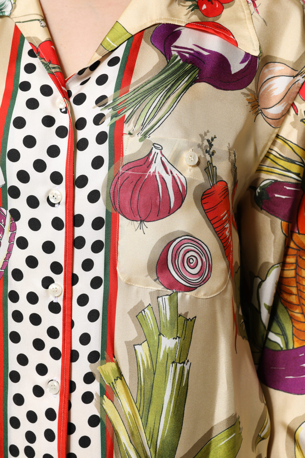 Top en soie à manches longues Dolce & Gabbana avec motif multicolore de légumes, style élégant et coloré.