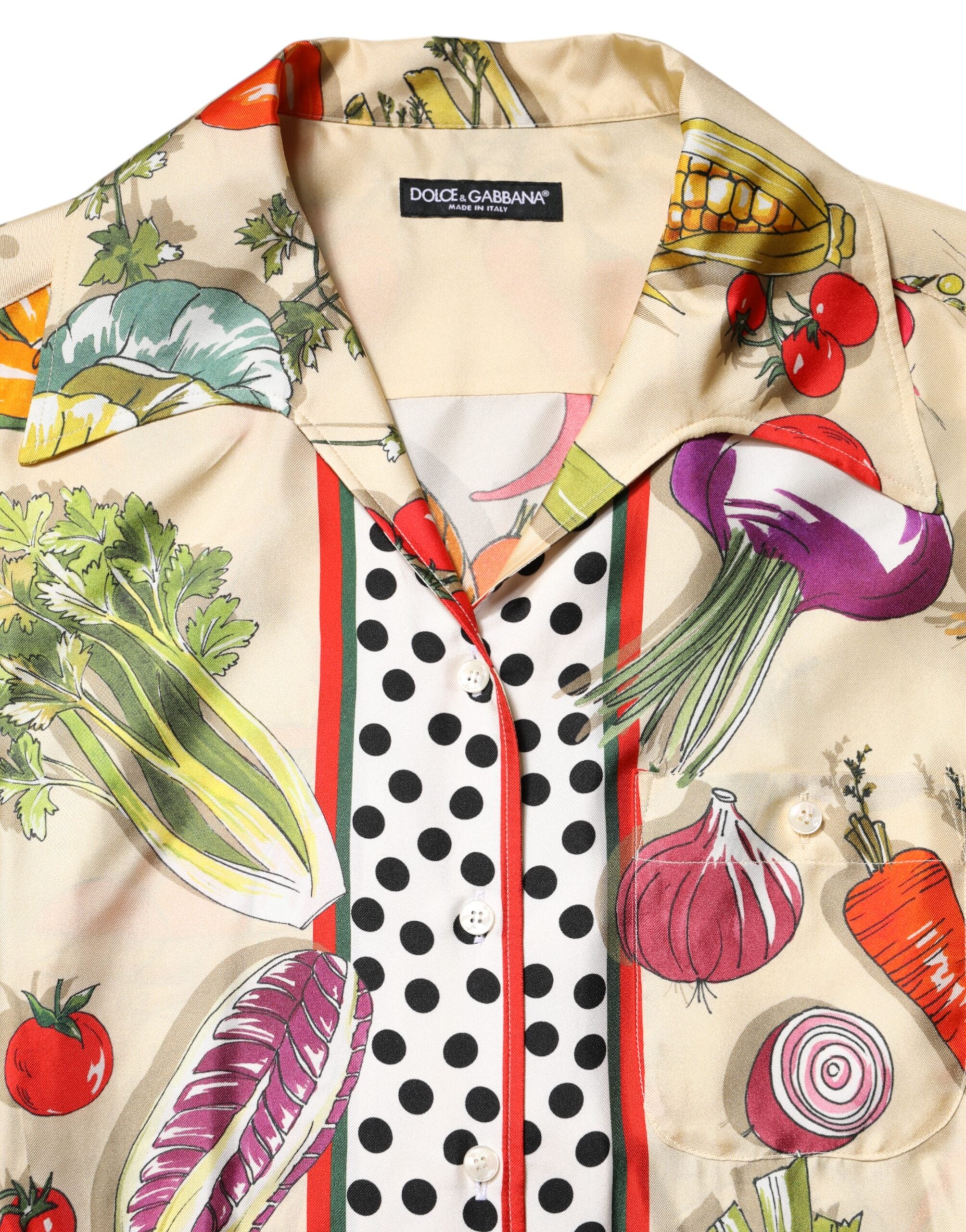 Top en soie Dolce & Gabbana à manches longues avec motif multicolore de légumes, style élégant et coloré.