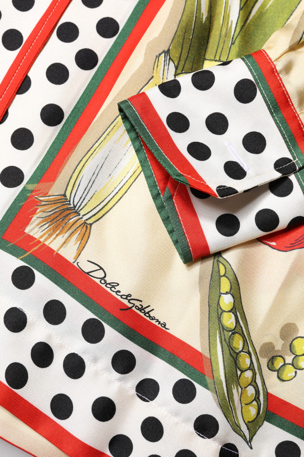 T-shirt en soie Dolce & Gabbana à manches longues avec motif de légumes multicolores, style élégant et coloré.