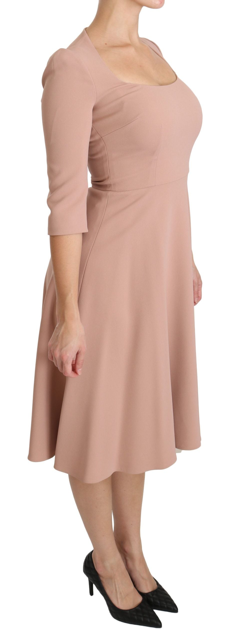 Robe rose Dolce & Gabbana à manches 3/4, coupe évasée en viscose, élégante et fluide.