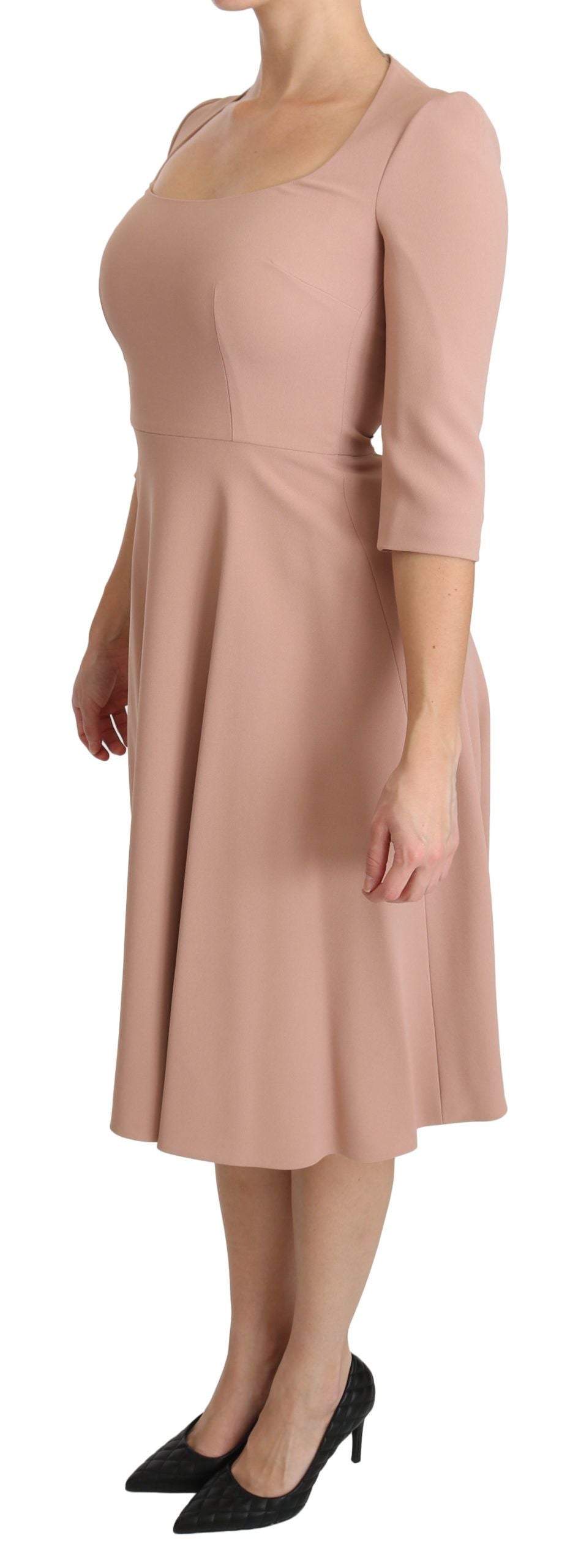 Robe Dolce & Gabbana rose à manches 3/4, coupe évasée en viscose, vue de face sur mannequin.