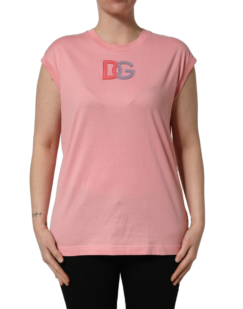 T-shirt sans manches en coton rose Dolce & Gabbana avec logo DG rond au col, vue de face.