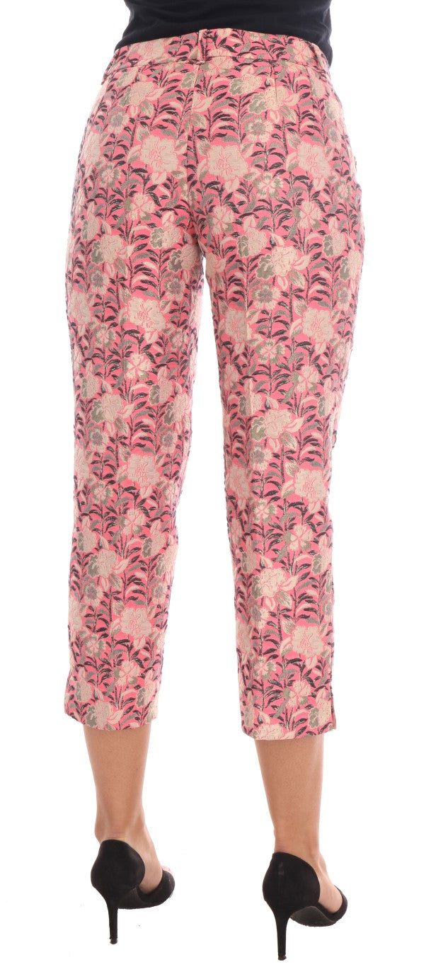 Pantalons Capri en brocart floral rose de Dolce & Gabbana, style élégant et sophistiqué, tissu riche et motif floral coloré.