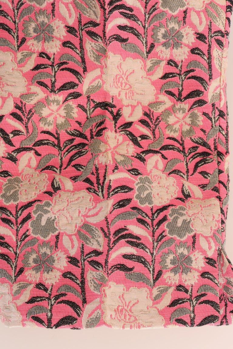 Pantalons capri en brocart floral rose de Dolce & Gabbana, style élégant et féminin, vue de face.