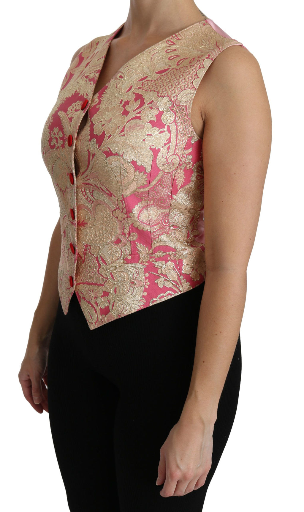 Gilet en brocart rose doré Dolce & Gabbana porté sur une blouse élégante, détail sophistiqué et texture luxueuse visible.