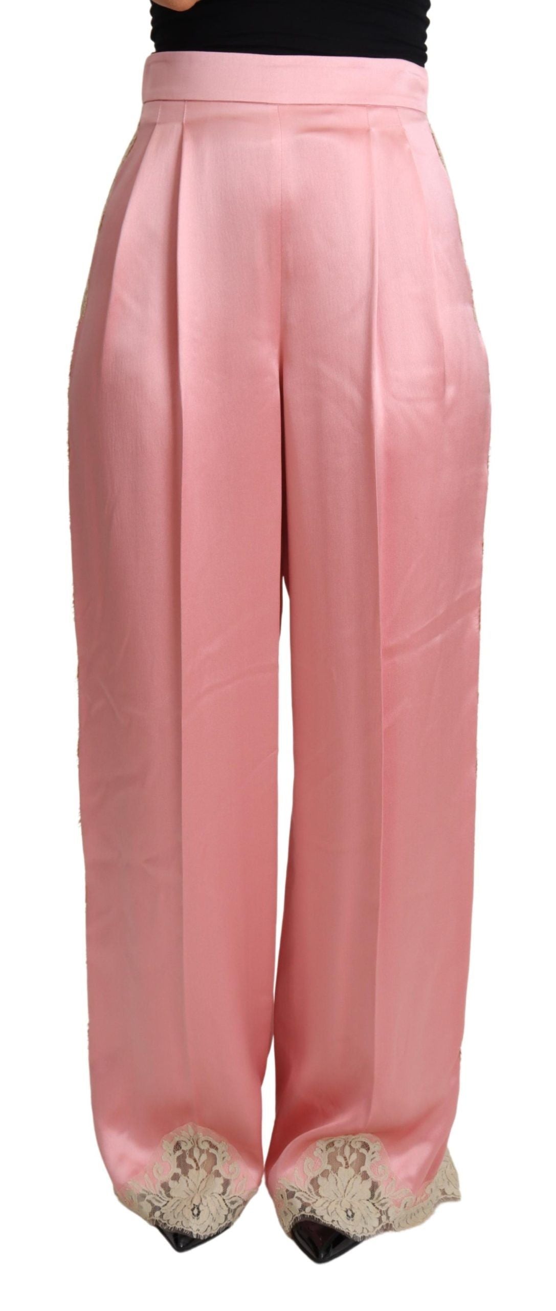 Pantalons en satin de soie rose avec galon en dentelle large chez Dolce & Gabbana, style élégant et fluide.