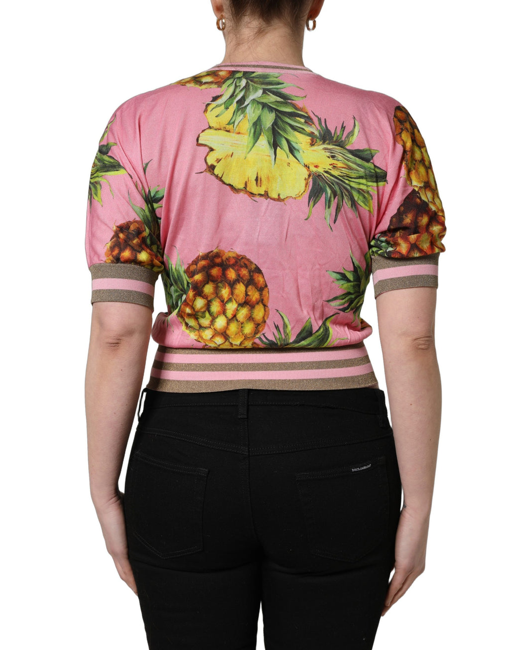 Top court Dolce & Gabbana à manches courtes Rose ananas, coupe courte, style Vneck, en tissu léger.