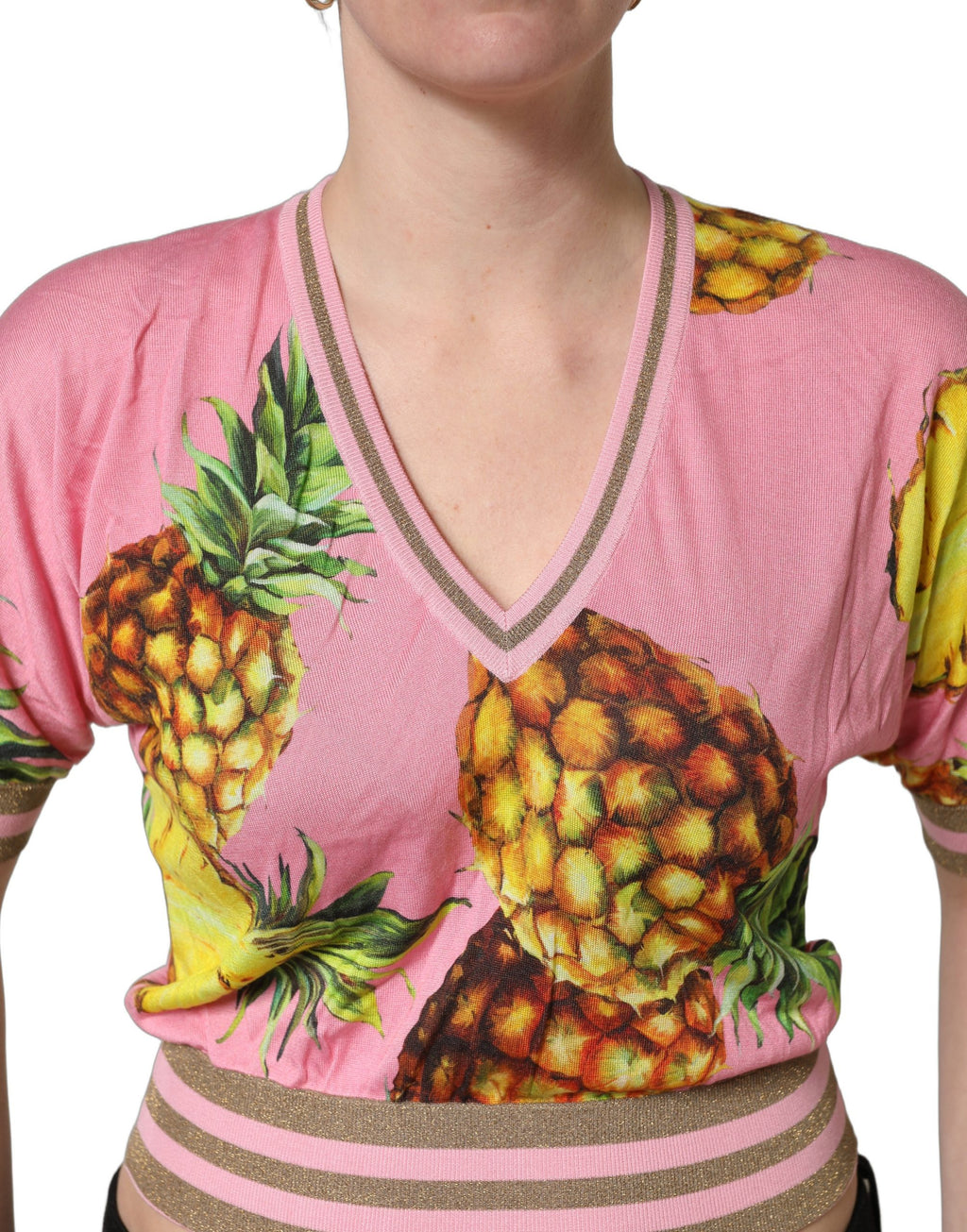 Top court Dolce & Gabbana en coton rose avec col en V et manches courtes, style crop, motif ananas rose.