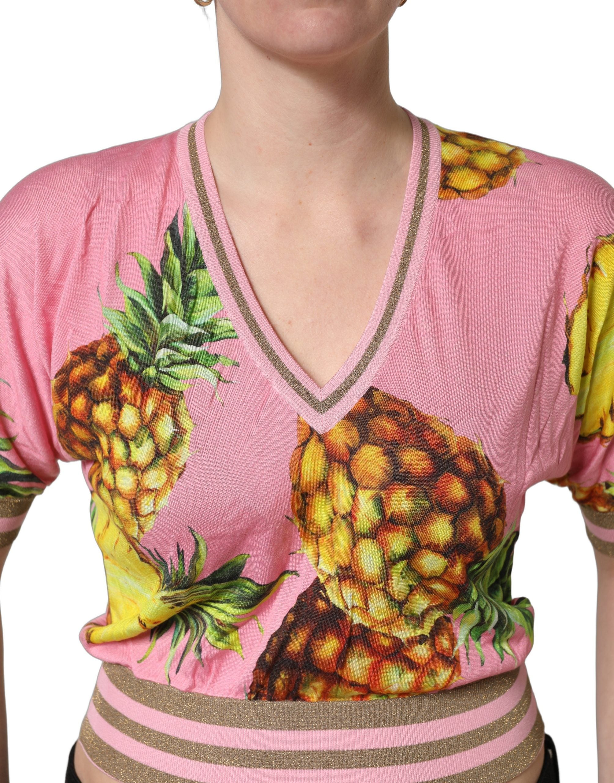 Top court Dolce & Gabbana en coton rose avec col en V et manches courtes, style crop, motif ananas rose.