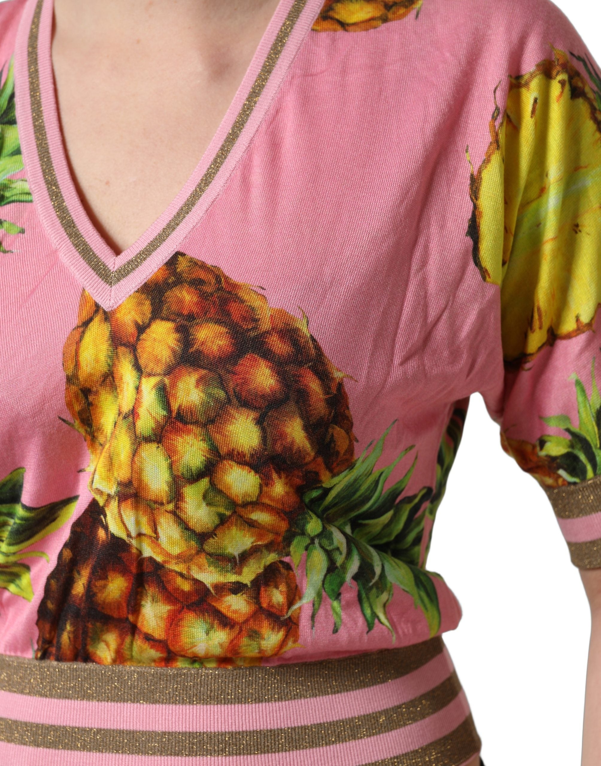 Haut court rose Dolce & Gabbana avec col en V, manches courtes et motif ananas, style tendance et coloré.