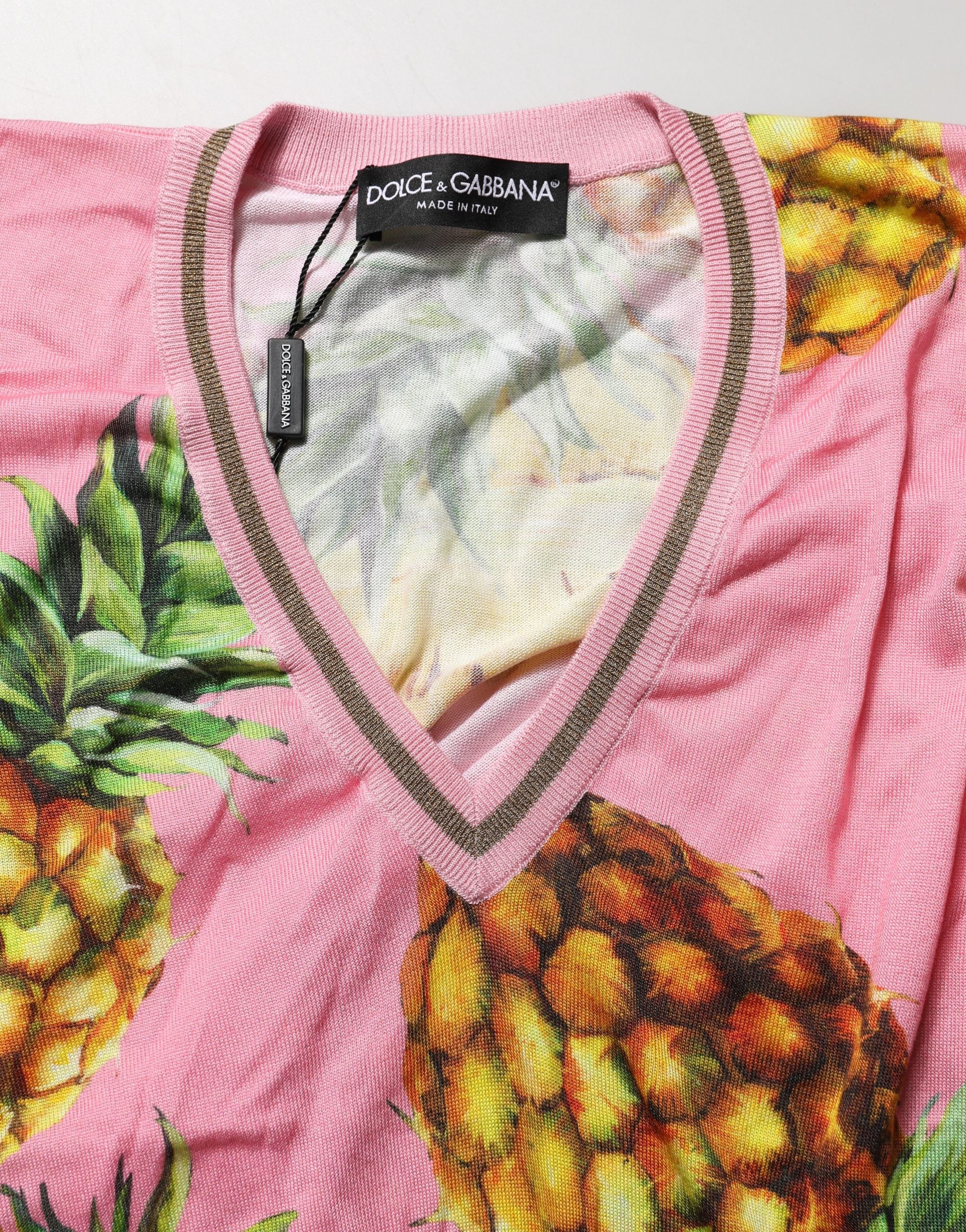 Top court à manches courtes rose ananas Dolce & Gabbana, coupe courte et décolletée en V, tissu léger et style tendance.
