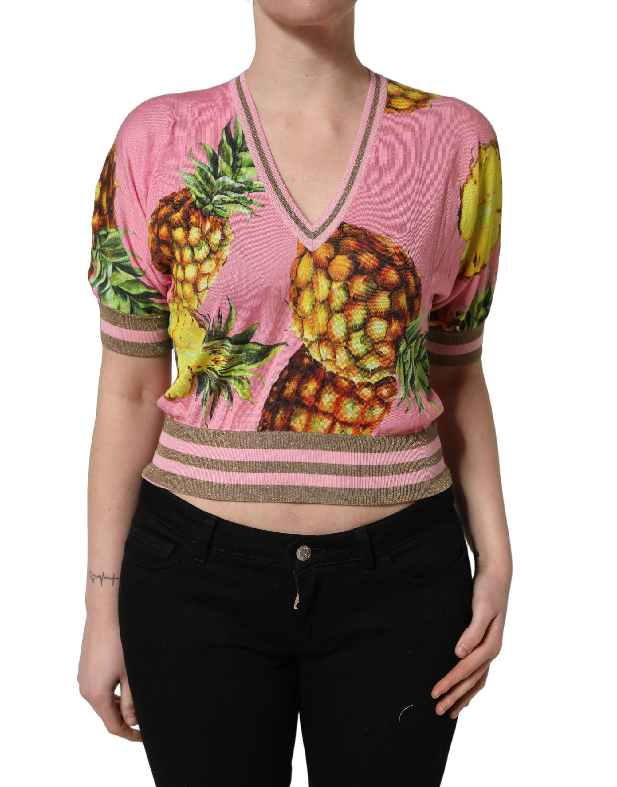 Top court à manches courtes rose avec ananas en dentelle, Dolce & Gabbana, coupe courte et style élégant.