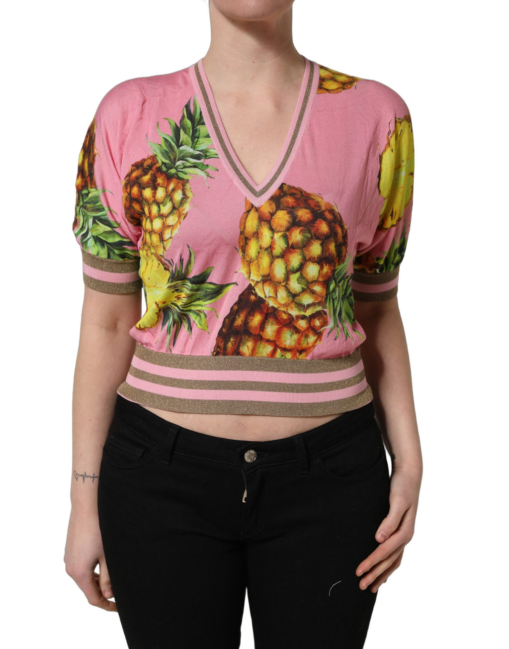 Top court à manches courtes Dolce & Gabbana avec motif ananas rose, coupe cropped et col en V.