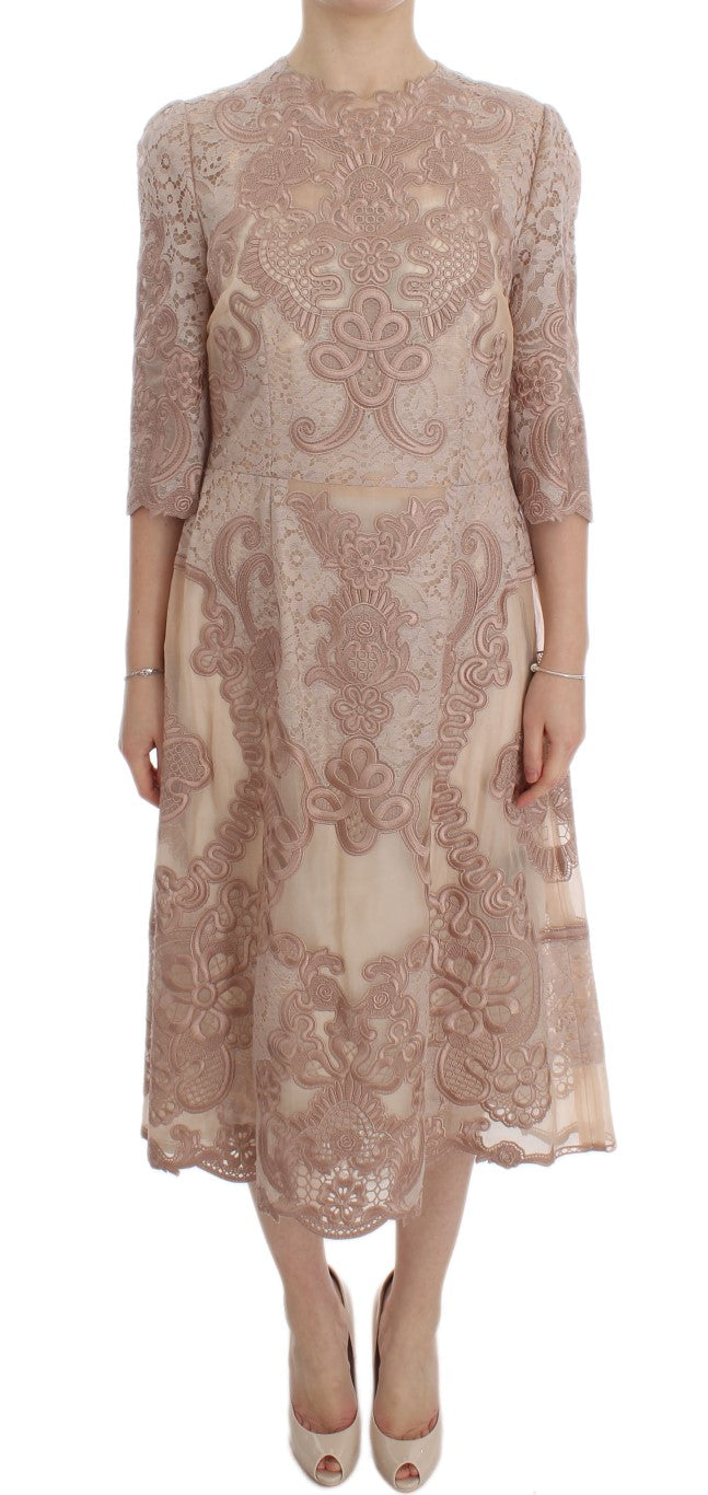 Robe Dolce & Gabbana en soie rose avec dentelle et broderie, coupe droite élégante, vêtement de soirée sophistiqué.