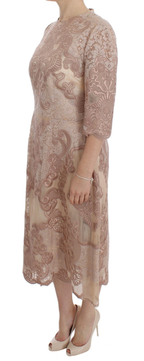 Robe de soirée Dolce & Gabbana en soie rose avec dentelle et broderie, coupe droite élégante.