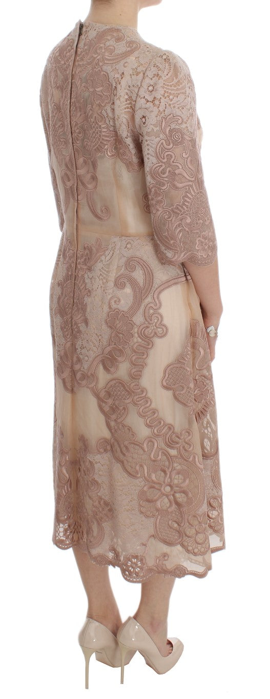 Robe de soirée Dolce & Gabbana en soie rose avec dentelle et broderie, coupe droite élégante.