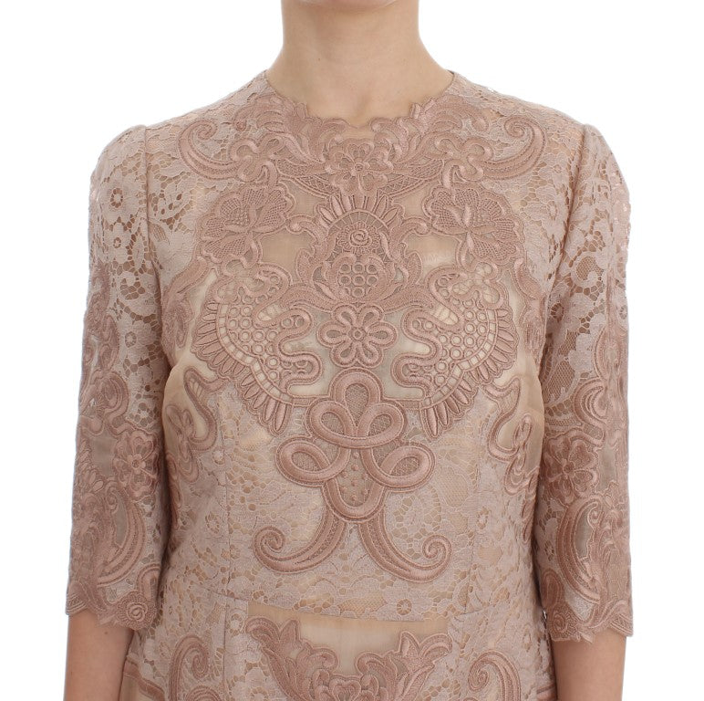 Robe de soirée Dolce & Gabbana en soie rose avec dentelle et broderies, coupe fluide et élégante.